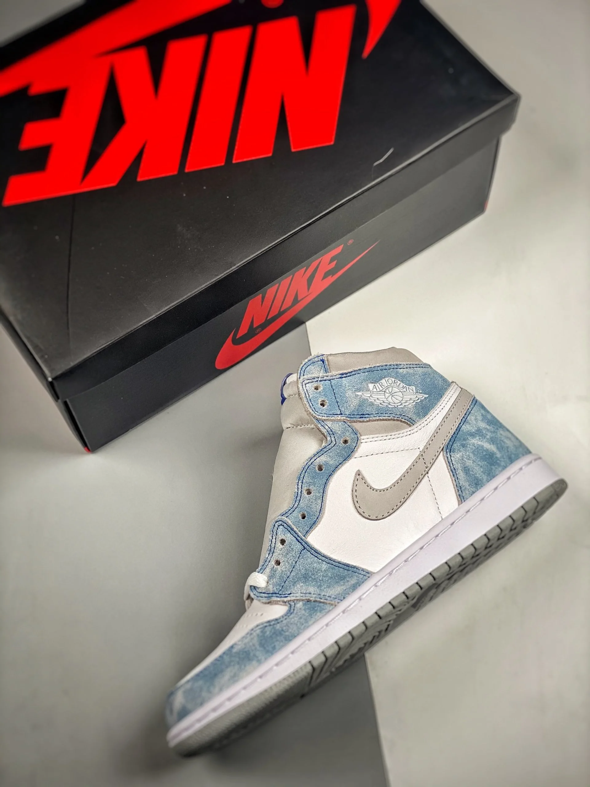 Nike Air Jordan 1 High Hyper Royal