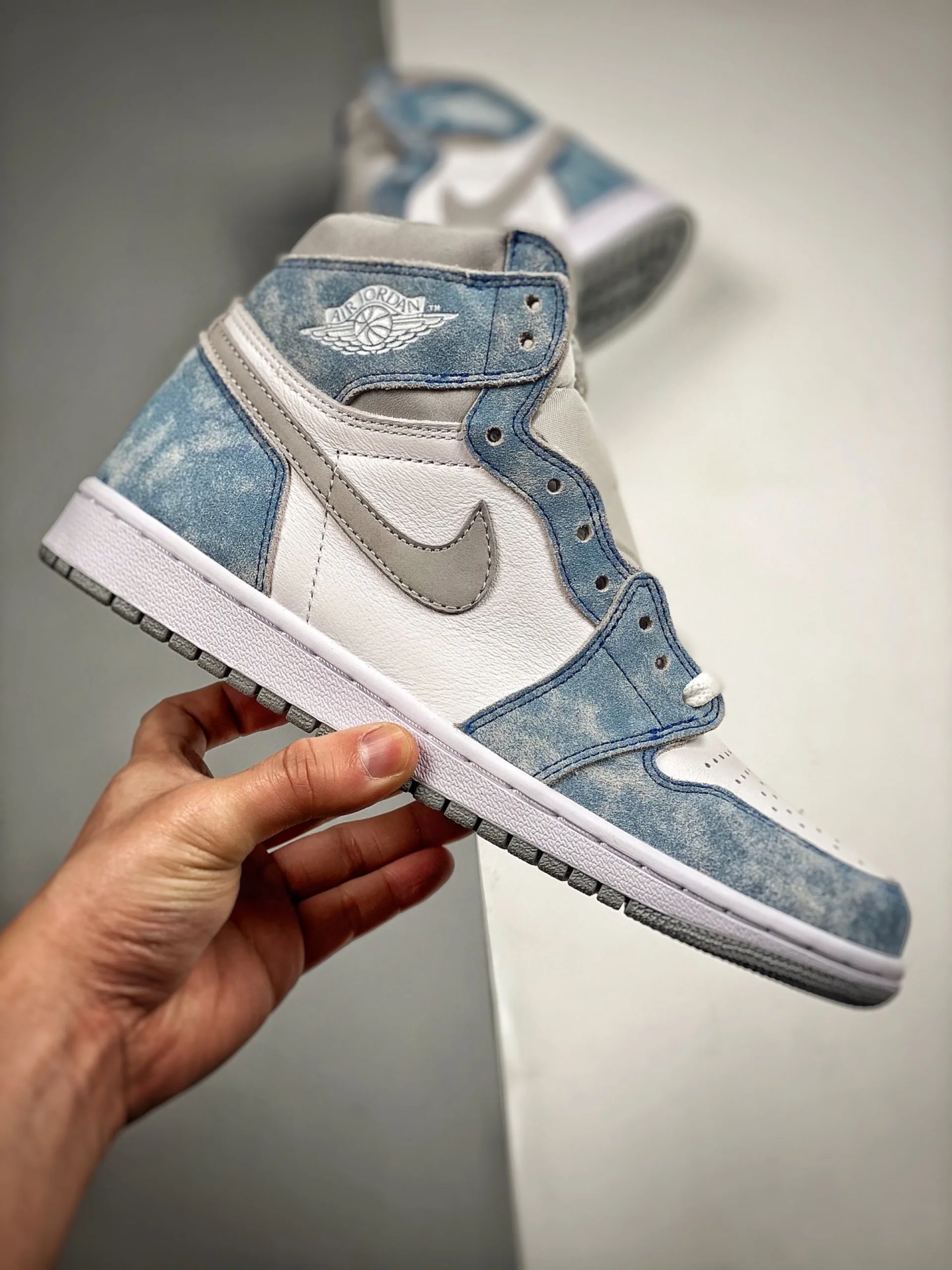 Nike Air Jordan 1 High Hyper Royal